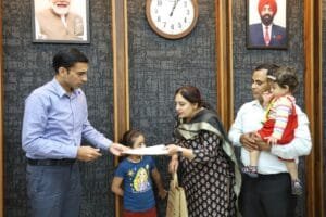 नन्ही बेटियों संग डीएम को धन्यवाद देने कलेक्टेªट पंहुची शिक्षिका कनिका; मिला समाधान; वेतन; प्रमाण पत्र