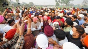 94 फीट ऊंचे नए ध्वजदण्ड को कंधों परउठाकर श्री दरबार साहिब पहुंची संगतें