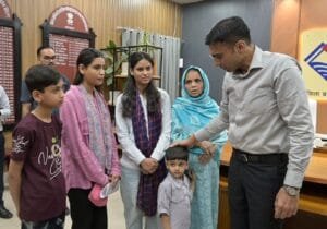 1 बेटी खो चुकी, 1 नन्ही नातिन व 3 अविवाहित बेटियों की असहाय विधवा माता क्षमा का डीएम ने करवाया बैंक ऋण माफ, बैंक से दिलाई नो ड्यूज एनओसी