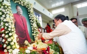 सीएम धामी ने श्रद्धांजलि सभा में उत्तराखंड के पूर्व मुख्यमंत्री एवं भारत सरकार के पूर्व मंत्री मेजर जनरल (सेवानिवृत्त) भुवन चंद्र खण्डूड़ी के चित्र पर पुष्प अर्पित कर उन्हें श्रद्धासुमन अर्पित किए