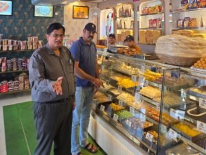आयुक्त विनय शंकर पांडेय के निर्देशों पर FDA की बड़ी कार्रवाई, कोर्ट कैंटीन से ढाबों तक छापेमारी, कई प्रतिष्ठानों को नोटिस